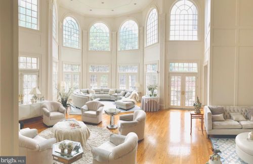 1289 Ballantrae Farm Dr, Mc Lean, VA 22101-3027