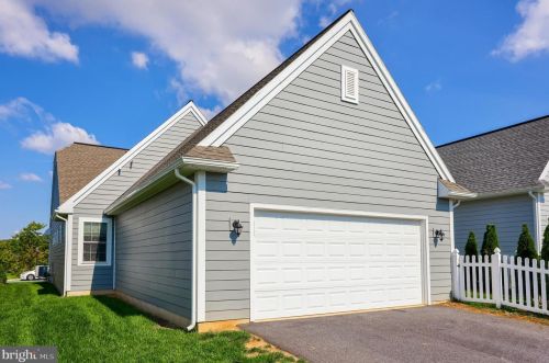 412 Constitution Dr, Ephrata PA  17522 exterior