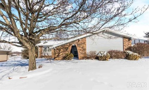 2122 Highwood Ave, Pekin, IL 61554-6328