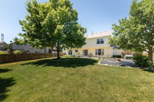 83 Pine Hill Dr, North Aurora, IL 60542-8921