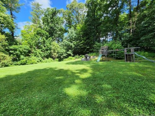 33 Brownson Dr, Huntington, CT 06484-2735