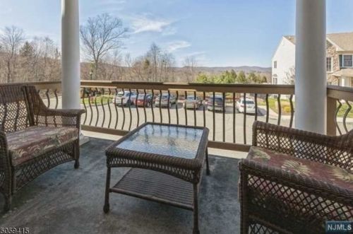 5 Halina Ln, Kinnelon, NJ 07405-1556