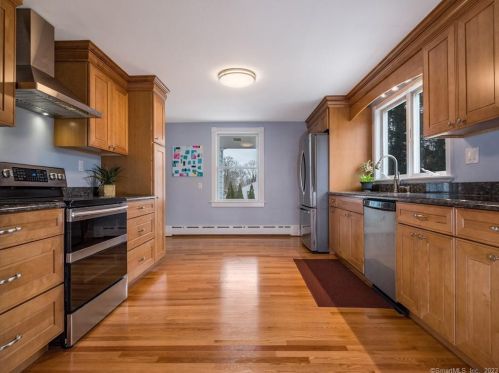 15 Old Black Point Rd, Niantic CT  06357-2813 exterior
