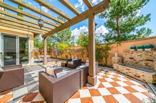 54 Rembrandt, Irvine CA  92620-7314 exterior