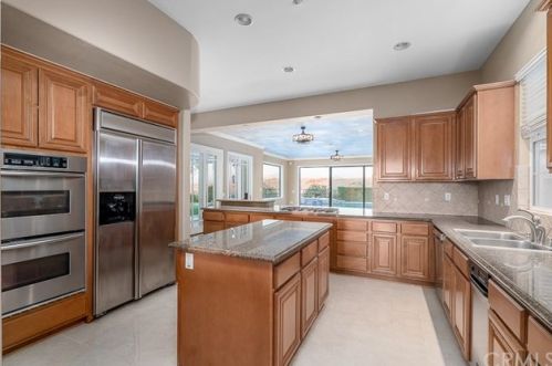 7300 Chateau Rdg Ln, Riverside CA  92506-7542 exterior