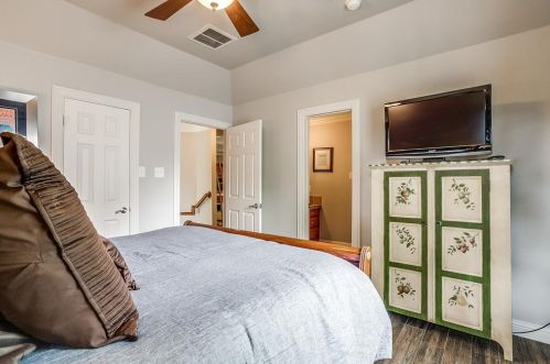 5968 Riverbend Pl, Fort Worth TX  76112-1064 exterior