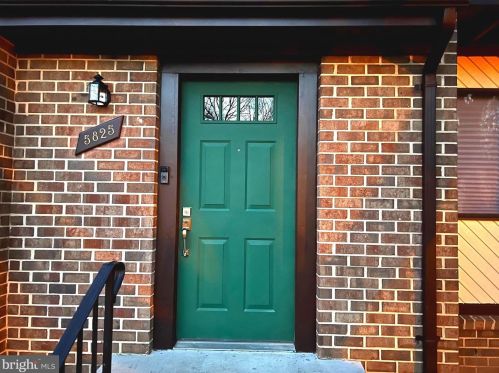 5825 Jacksons Oak Ct, Springfield, VA 22015-2304