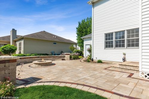 204 Red Hawk Rd, Pingree Grove IL  60140-8244 exterior