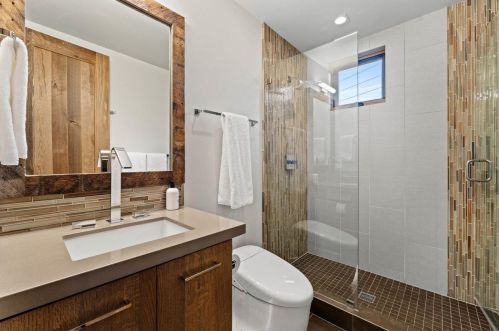 8370 Valhalla Dr, Truckee CA  96161-4296 exterior
