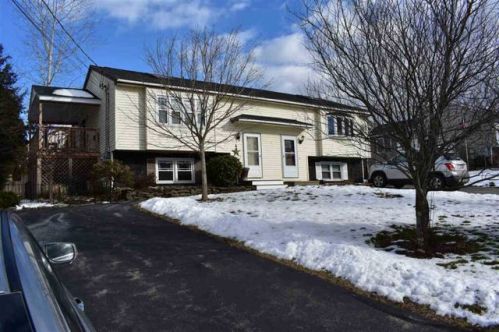 4 Little John Ct, Derry, NH 03038-7217