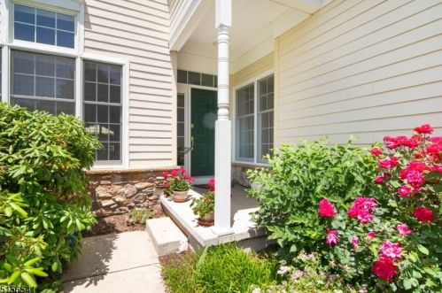 77 Mackenzie Ln, Parsippany, NJ 07834-3721