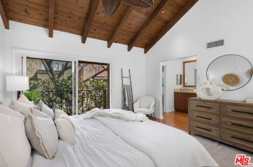 56 Village Pkwy, Santa Monica, CA 90405-2852