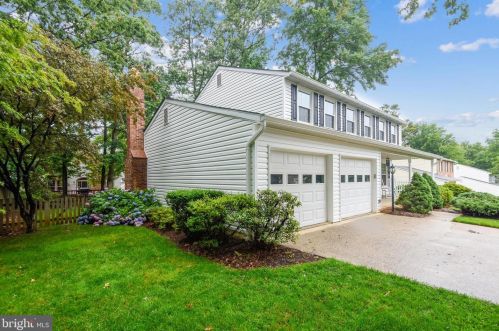 9822 Summerday Dr, Springfield, VA 22015-4027