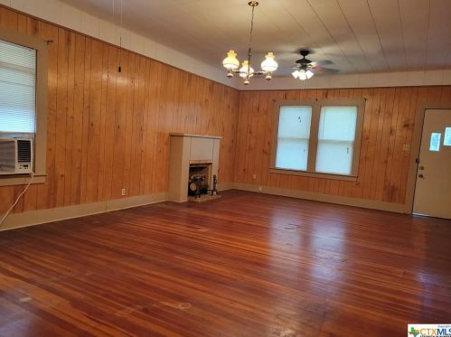 523 Elm St, Seguin TX  78155-4719 exterior