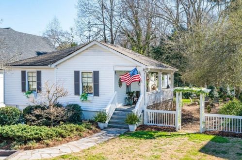 417 Cascade Dr, Marietta, GA 30064-2217