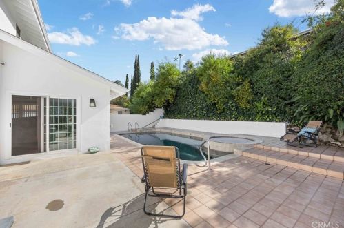 1851 Greenbriar Rd, Glendale CA  91207-1064 exterior