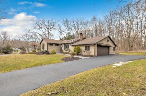 56 Great Oak Rd, Huntington, CT 06484-5208