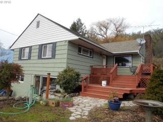 1065 Grandview Dr, Roseburg, OR 97470-2151