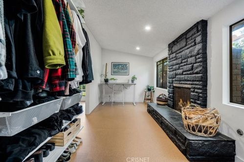8010 Crosnoe Ave, Van Nuys CA  91402-5529 exterior