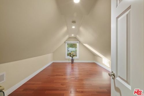 2417 Glenoaks Blvd, Glendale CA  91206-3027 exterior