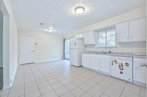 2843 Woodfield Dr, Rex GA 30273-2004 exterior