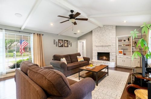 2242 Woodcreek, Carrollton TX 75006-1925 exterior