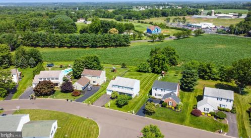 74 Sharon Dr, Southampton, PA 18954-1055