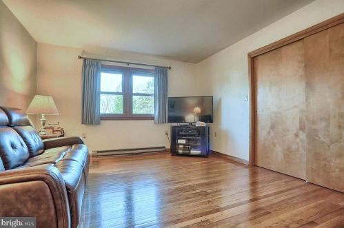 208 Garland Dr, Carlisle PA  17013-4271 exterior