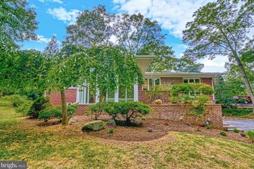 6213 Lakeview Dr, Falls Church, VA 22041-1338