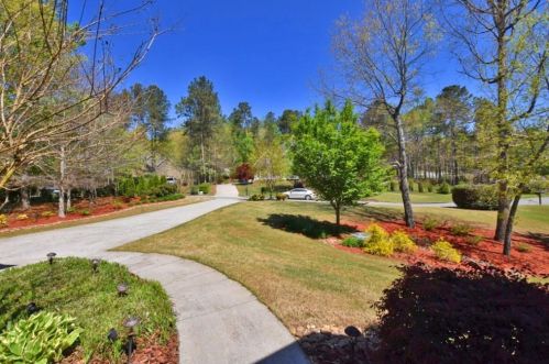 8170 Willow Pt, Gainesville, GA 30506-7936