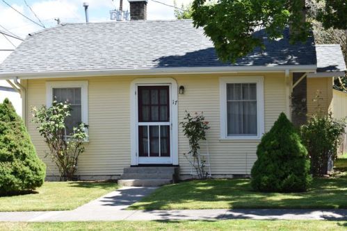 19 Almond St, Medford, OR 97504-7326