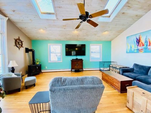 4 Cove View Dr, Quaker Hill CT  06375-1501 exterior