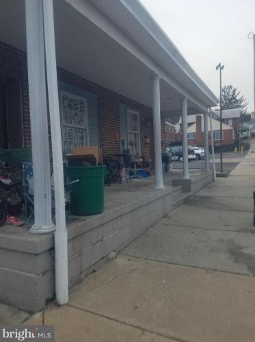 118 Locust St, Ephrata, PA 17522-2716