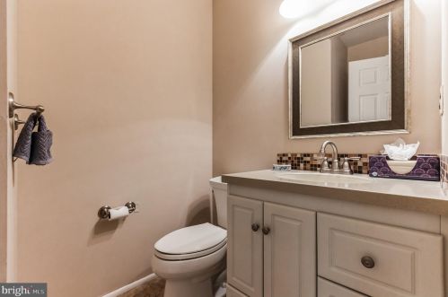 142 Hawthorne Ave, Tavistock NJ 08033-1401 exterior