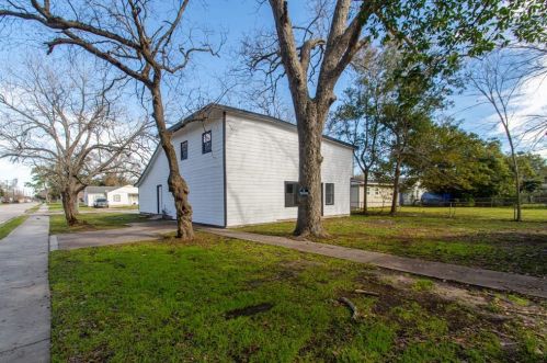 600 Lorrain St, Angleton, TX 77515-3409