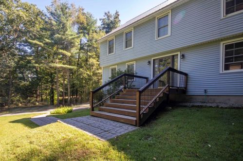 89 Hovey Rd, Londonderry, NH 03053-2940