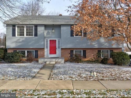 323 Longmeadow Rd, Lancaster, PA 17601-3521