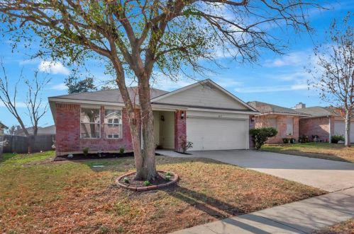 1037 Triple Crown Dr, Fort Worth, TX 76179-2327
