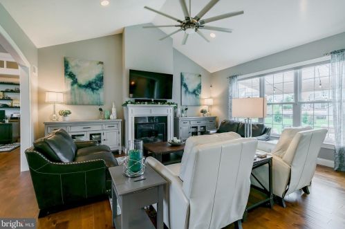 212 Shade Tree Dr, Lancaster PA  17603-5074 exterior