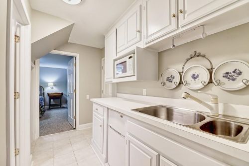 7000 Hunters Br Dr, Atlanta GA  30328-1718 exterior