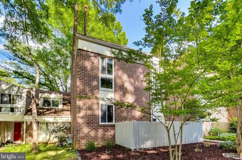 11549 Links Dr, Herndon, VA 20190-4820
