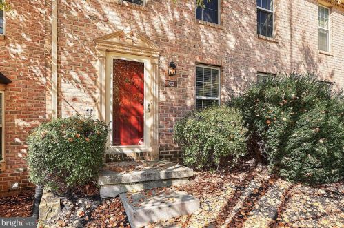 802 Skyview Dr, York, PA 17406-3272