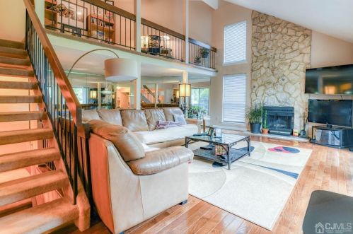542 Westgate Dr, Edison, NJ 08820-1175