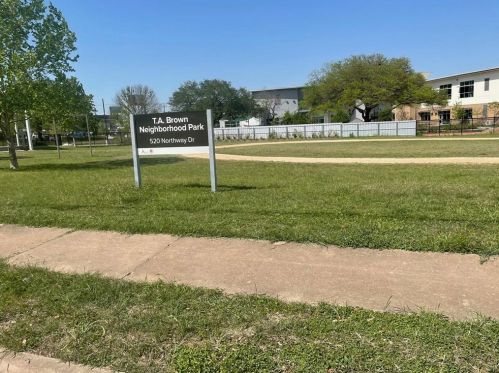 7607 Creston Ln, Austin TX  78752-1326 exterior