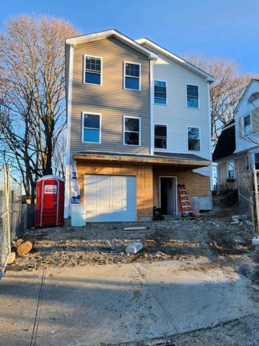 52 Klondike St, Providence, RI 02909-5539