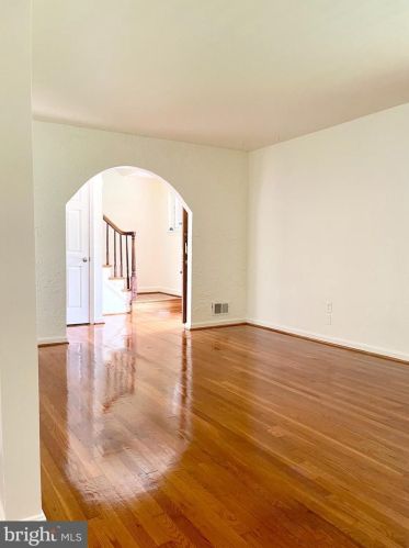 6910 Rolling Rd, Springfield VA  22152-3305 exterior