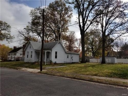 390 Maple St, Nashville, IL 62263-1614