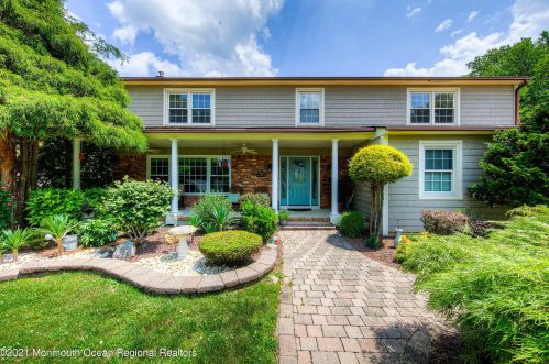 1 Spradley Ln, Middletown, NJ 07748-1724