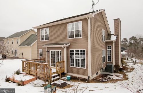 111 Colonial Dr, Cross Junction, VA 22625-2493