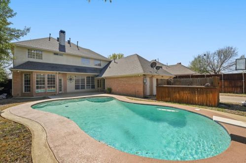 2033 Le Mans Dr, Carrollton TX 75006-4337 exterior